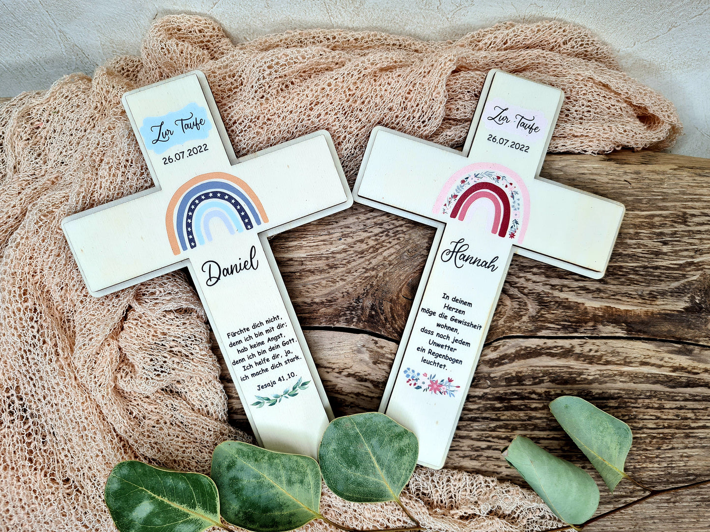 zwei Holzkreuze - farbig bedruckt