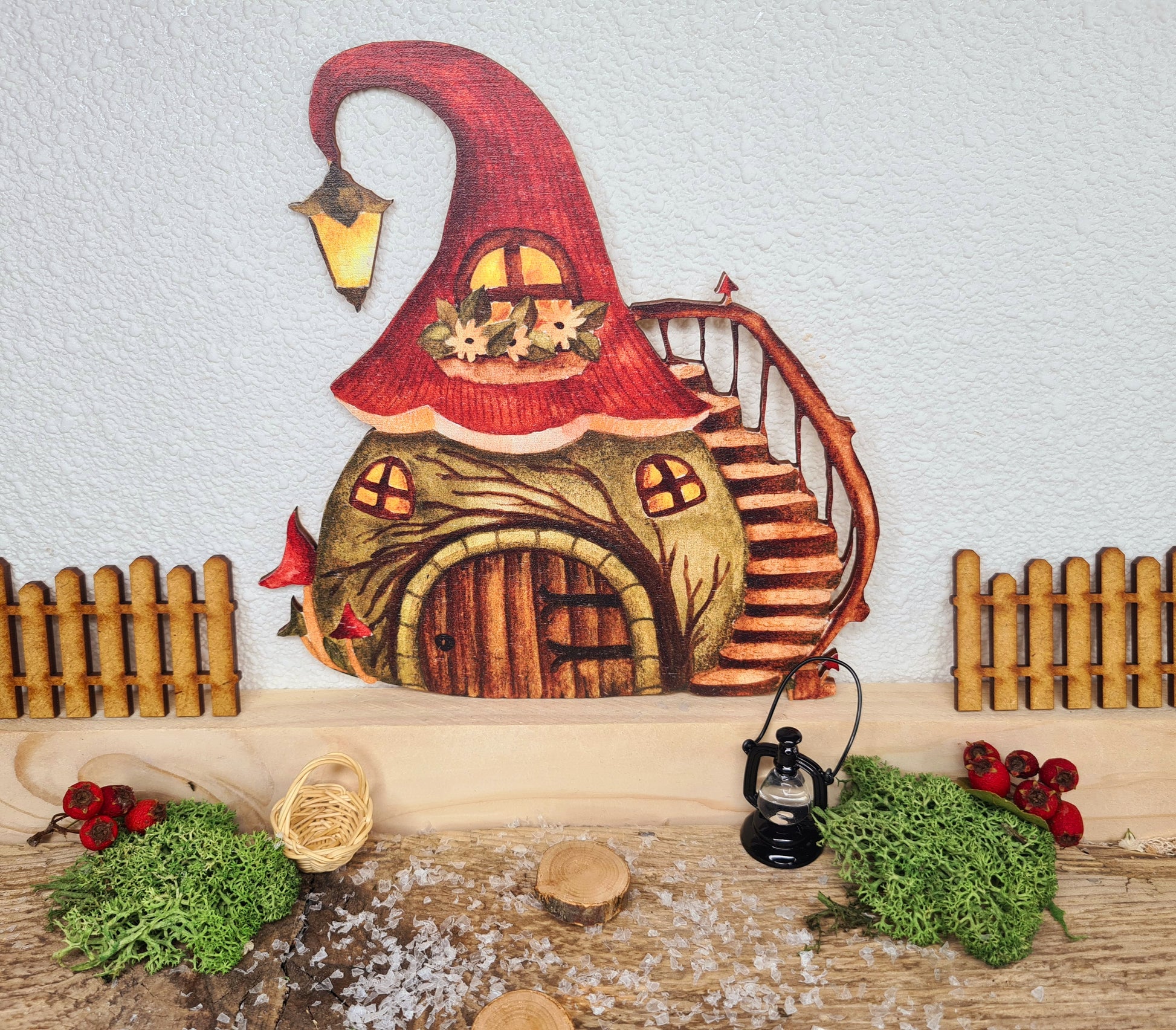 Wichtelhaus mit Dekoration und Laterne