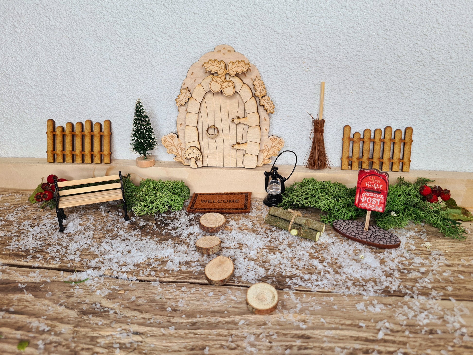 Wichteltür mit Dekoration