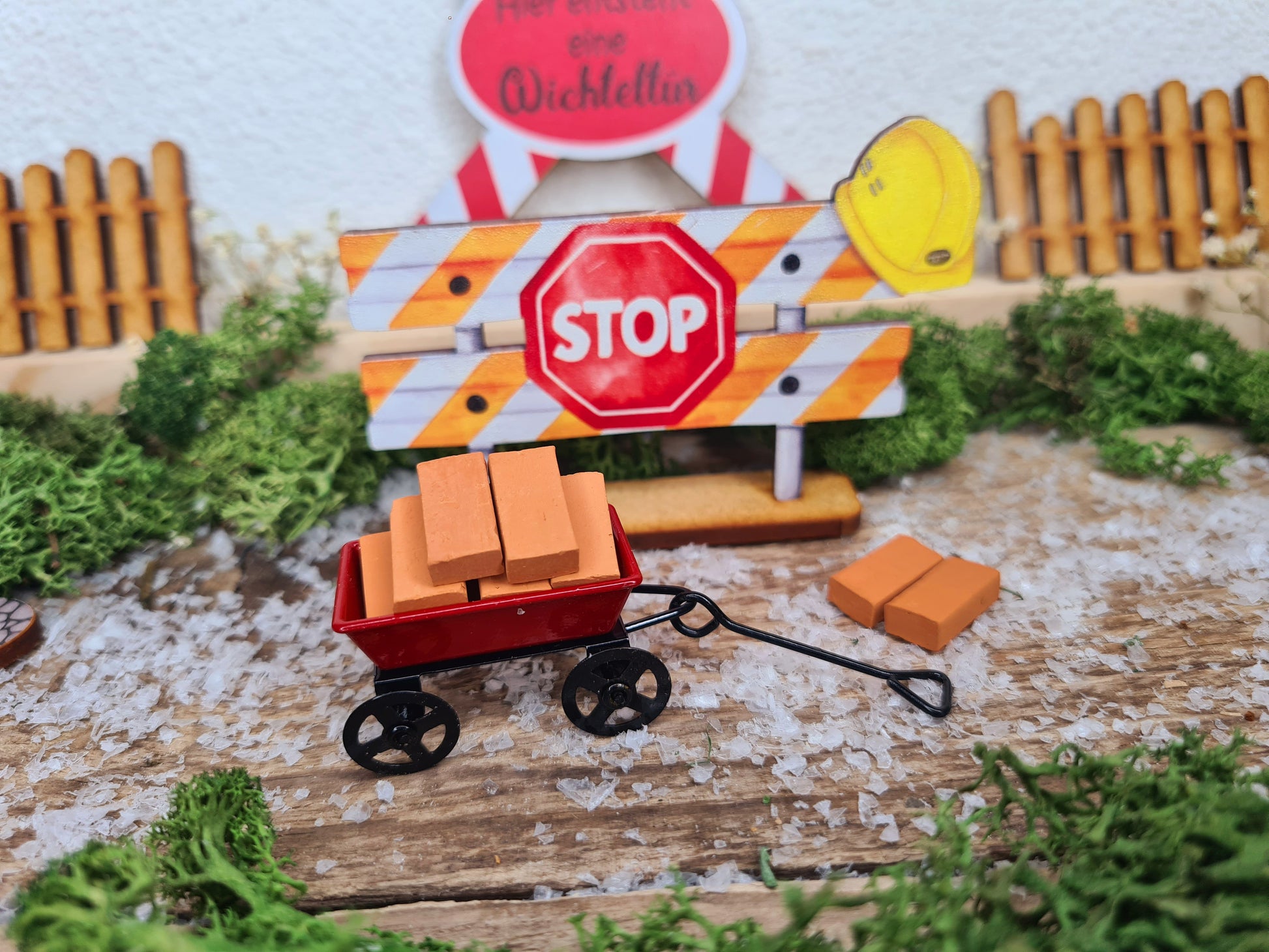 Wichtel Miniatur- Handwagen mit Ziegelsteinen