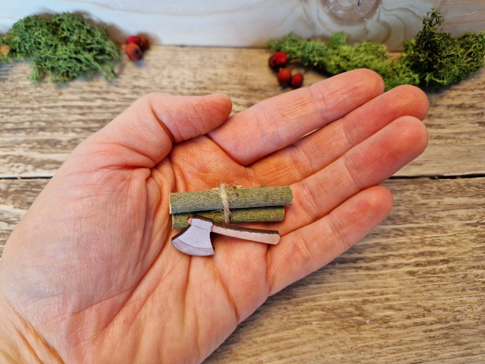 Wichtelzubehör - miniatur Brennholz und Axt