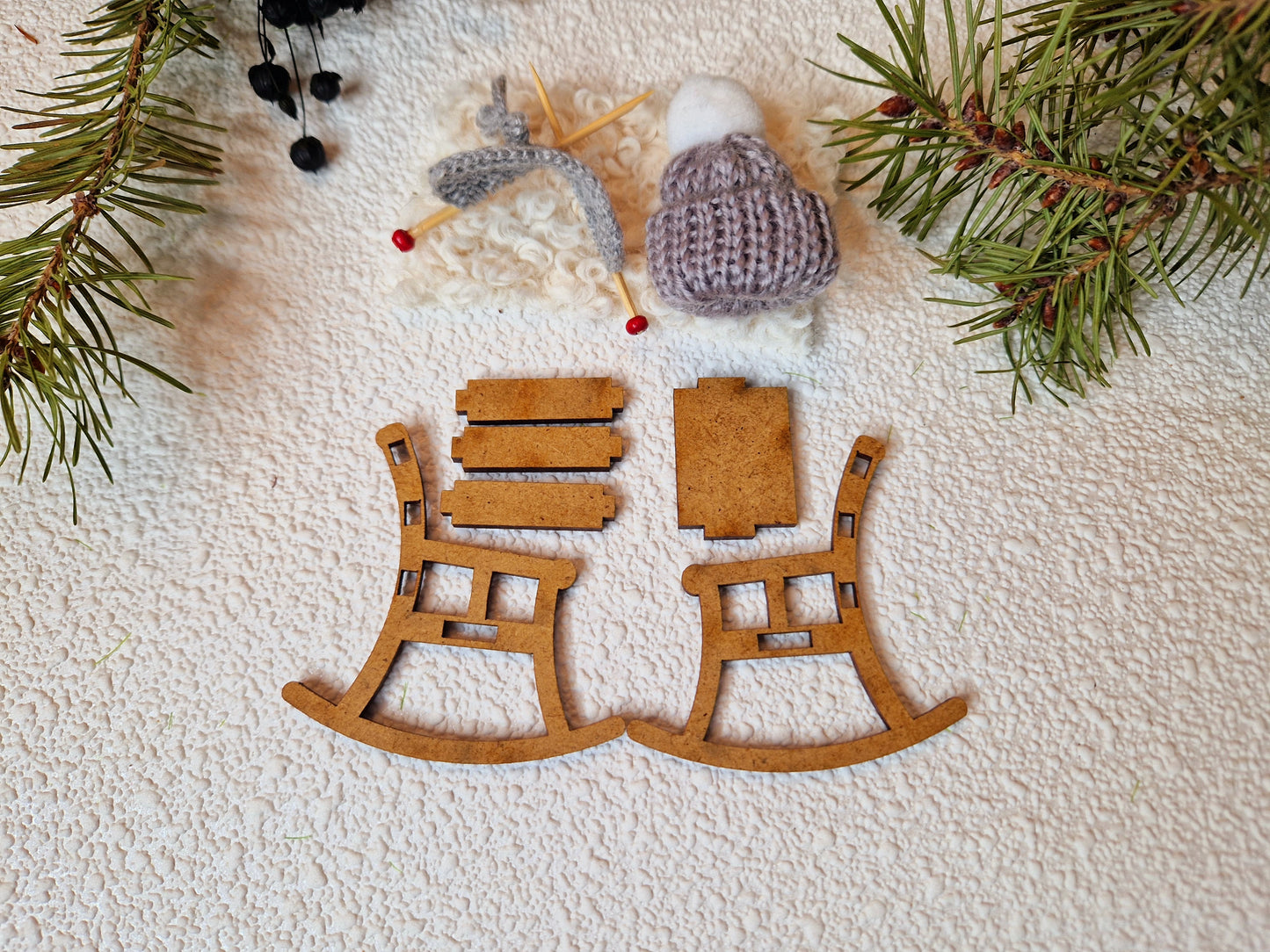 Schaukelstuhl aus Holz mit Mütze und Strickzeug als Miniatur