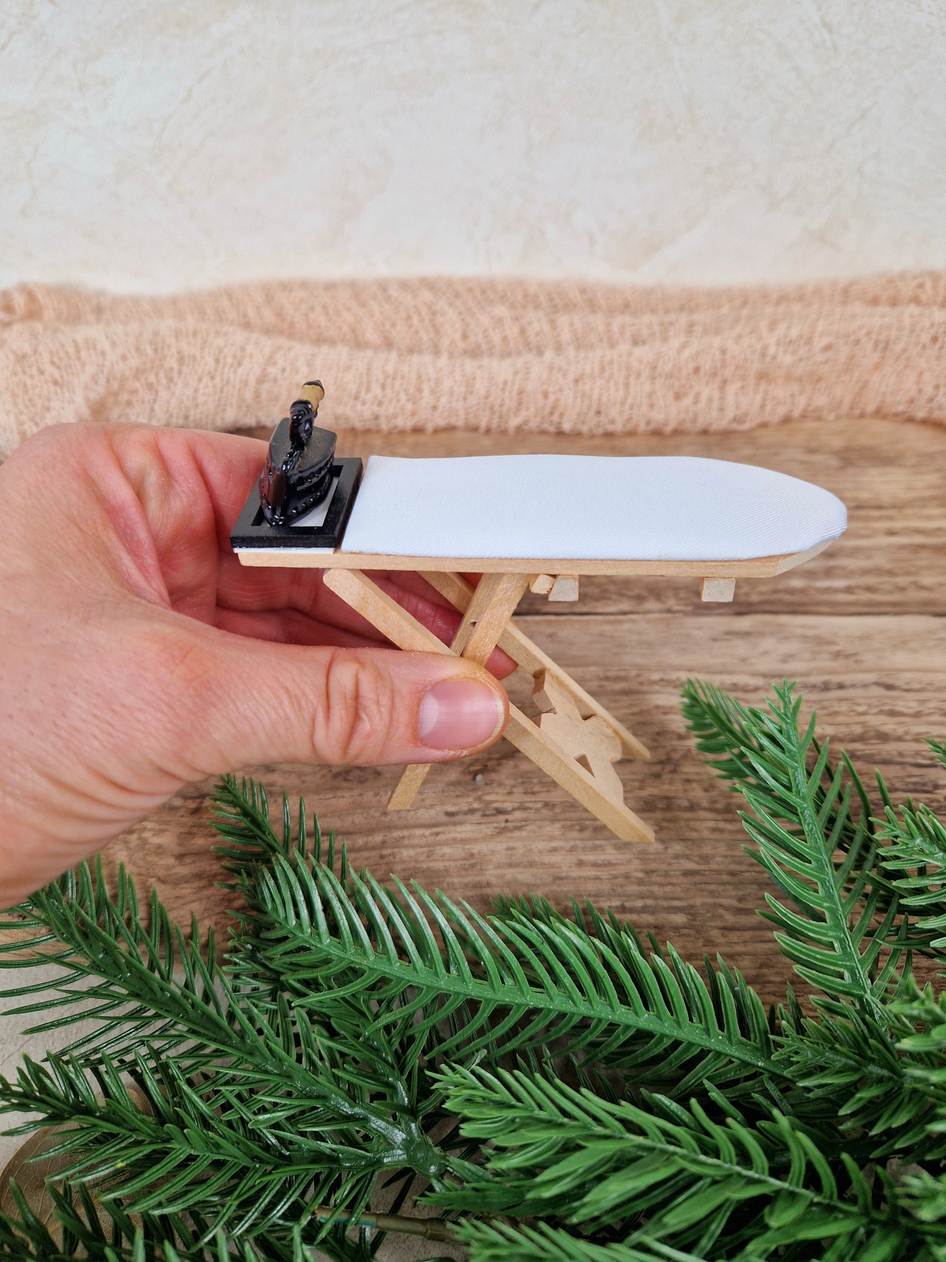 Miniatur Bügelbrett mit Bügeleisen