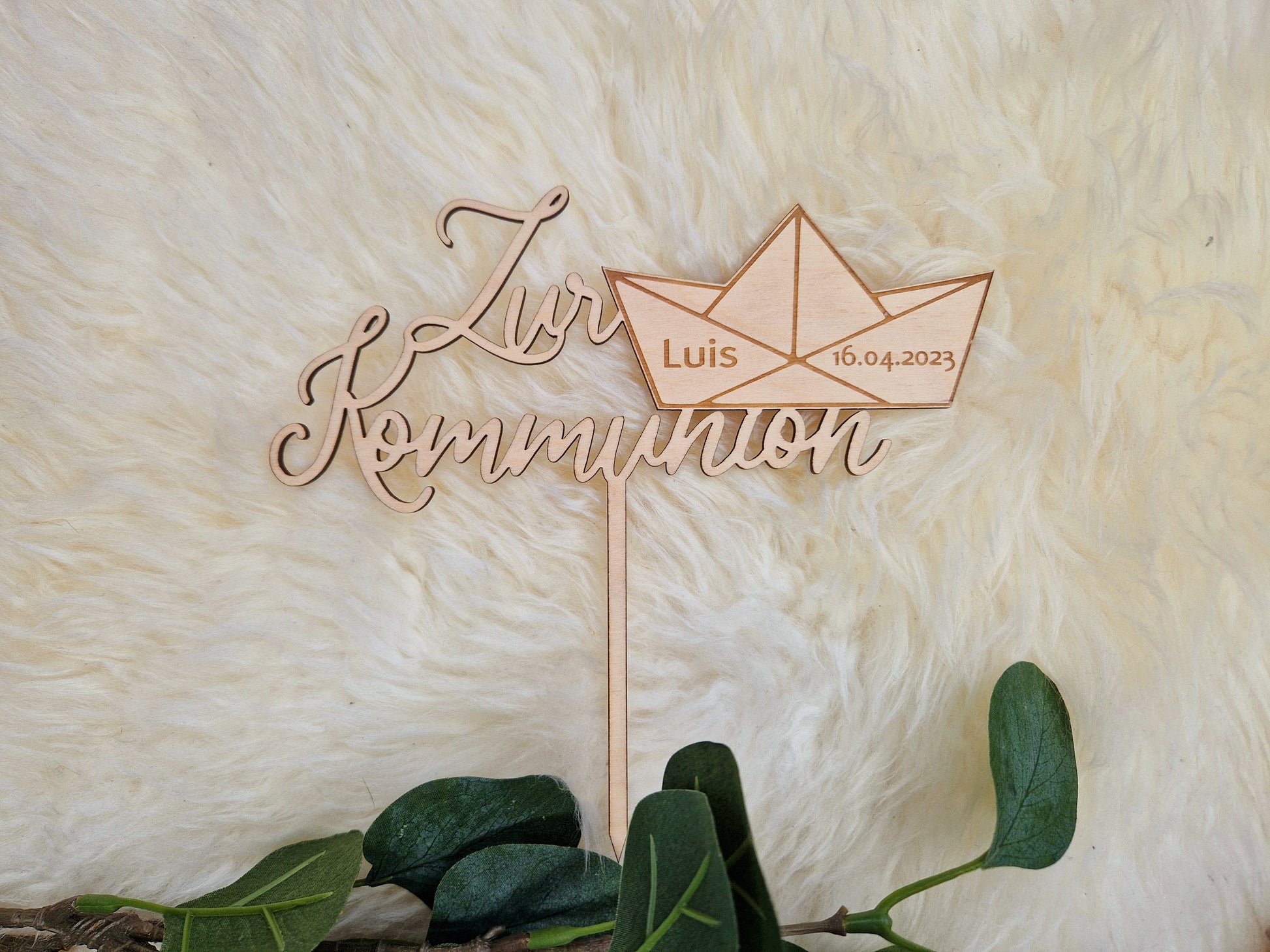 Caketopper - kleines Segelboot aus Holz und Schriftzug zur Kommunion