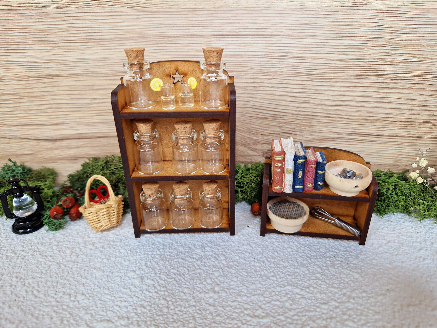 Wichtelregal groß und klein mit Dekoration