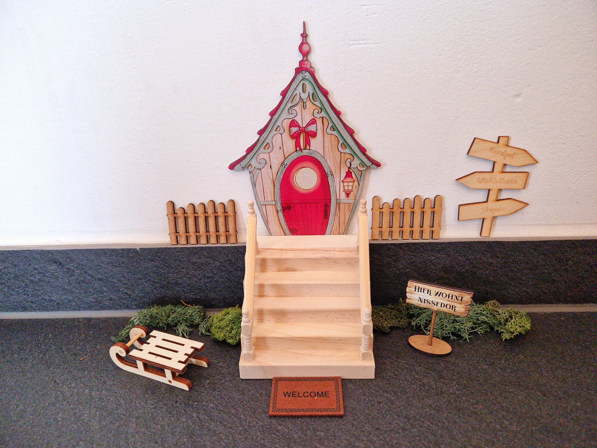 Wichteltreppe aus Holz mit Dekoration