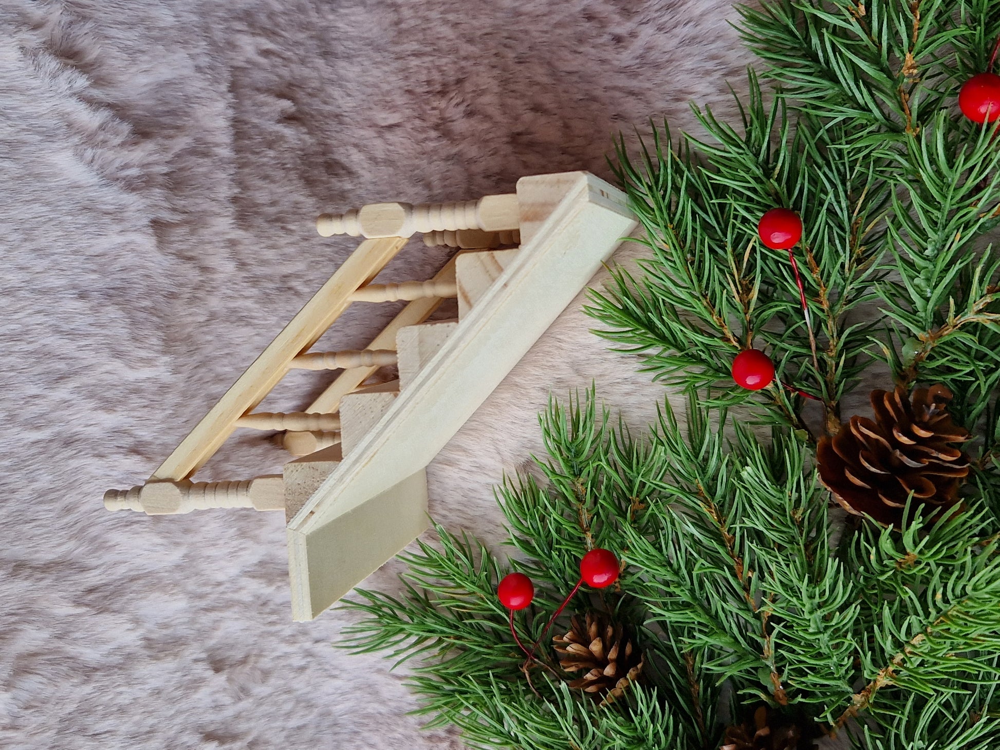 Wichteltreppe aus Holz - seitliche Ansicht