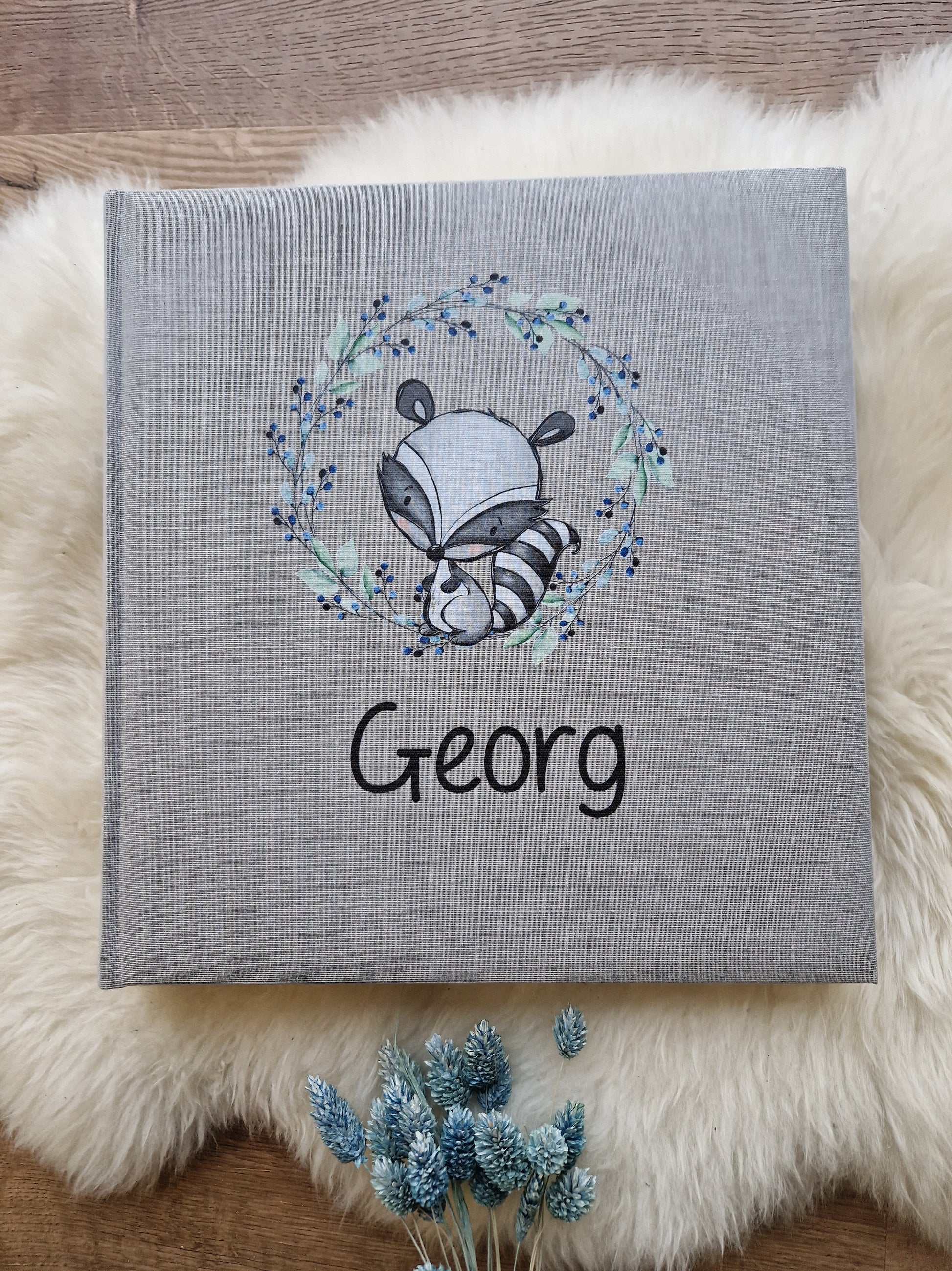 Leinenalbum - Waschbär mit Blumenkranz