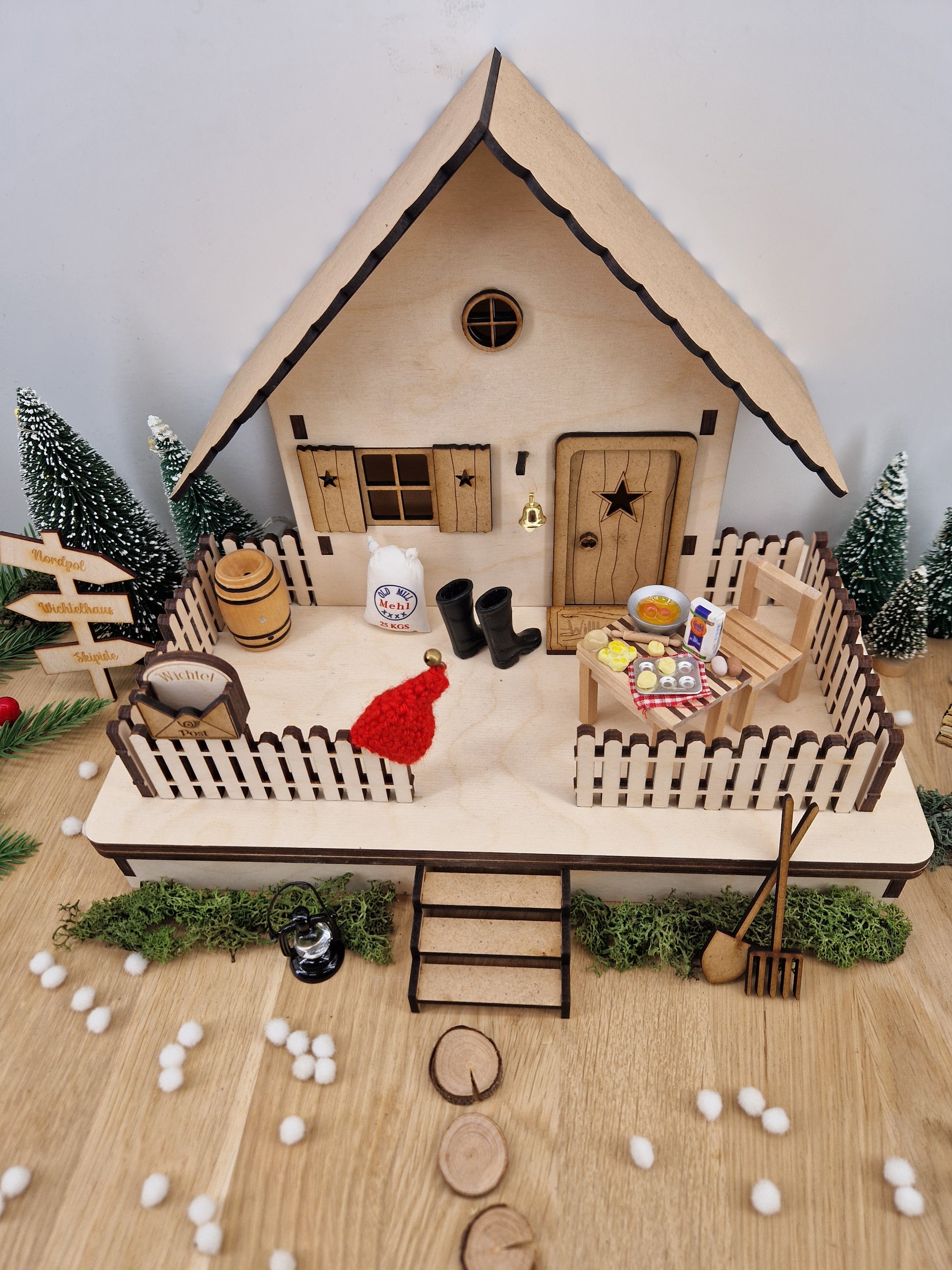 Wichtelhaus Tomte mit Dekoration