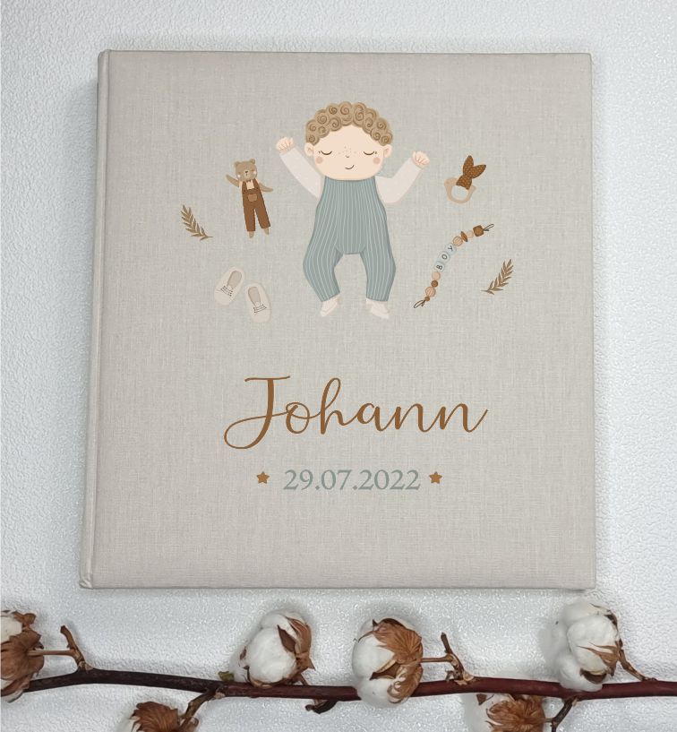 Leinenalbum - Baby Junge mit Spielzeug