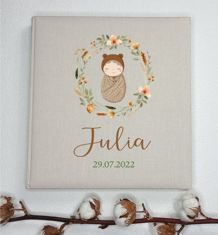 Leinenalbum - Baby mit Blumenkranz