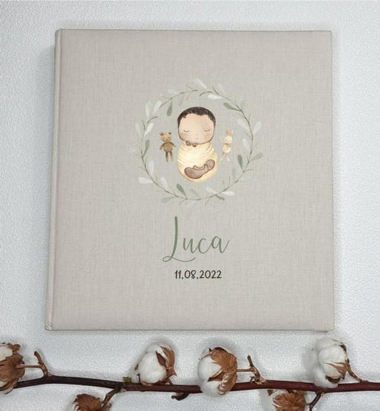 Leinenalbum - schlafendes Baby mit Blätterkranz