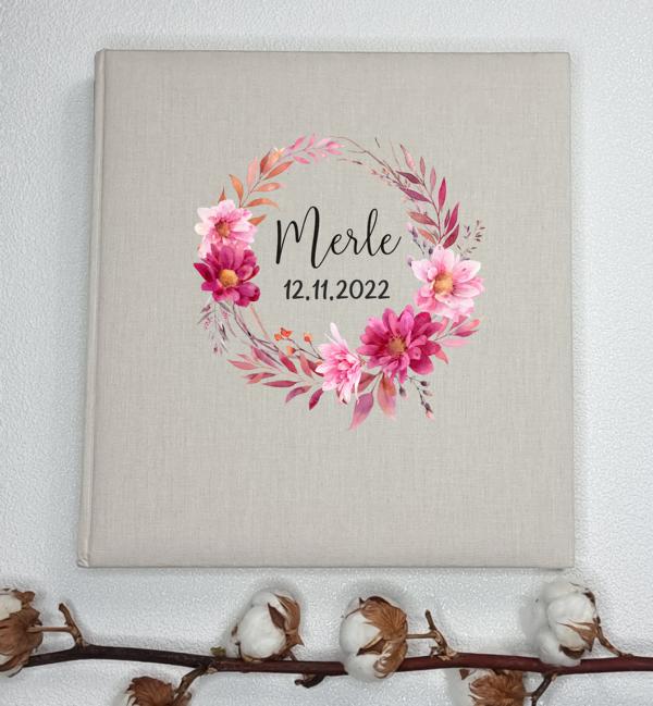 Leinenalbum mit roten Blumenkranz