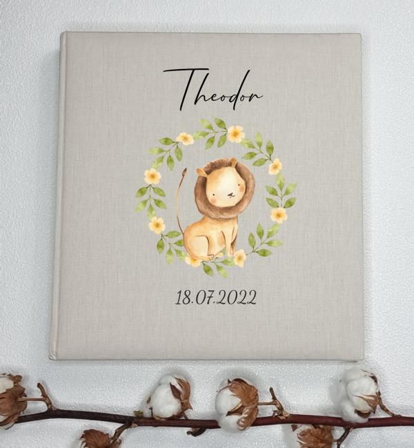 Leinenalbum - Löwe mit Blumenkranz und Daten