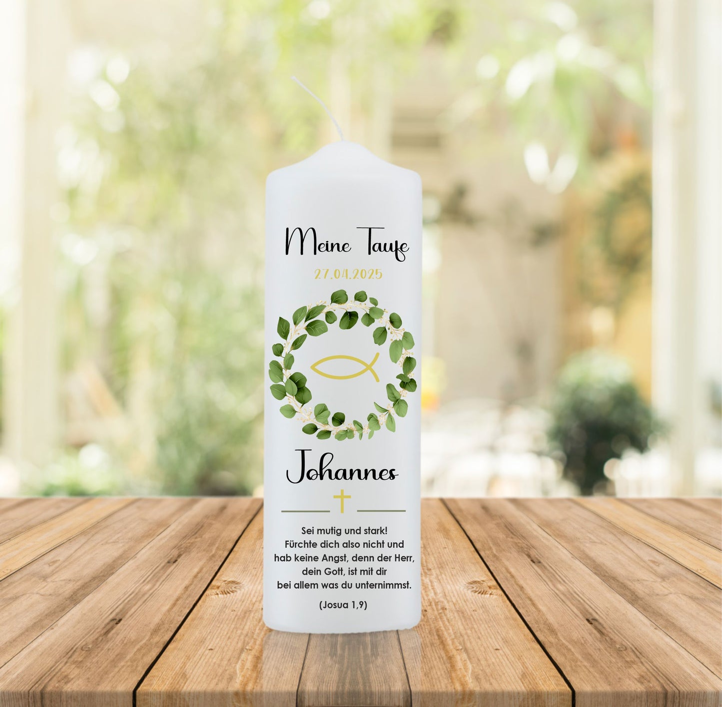 Taufkerze mit Blätterkranz und Fisch