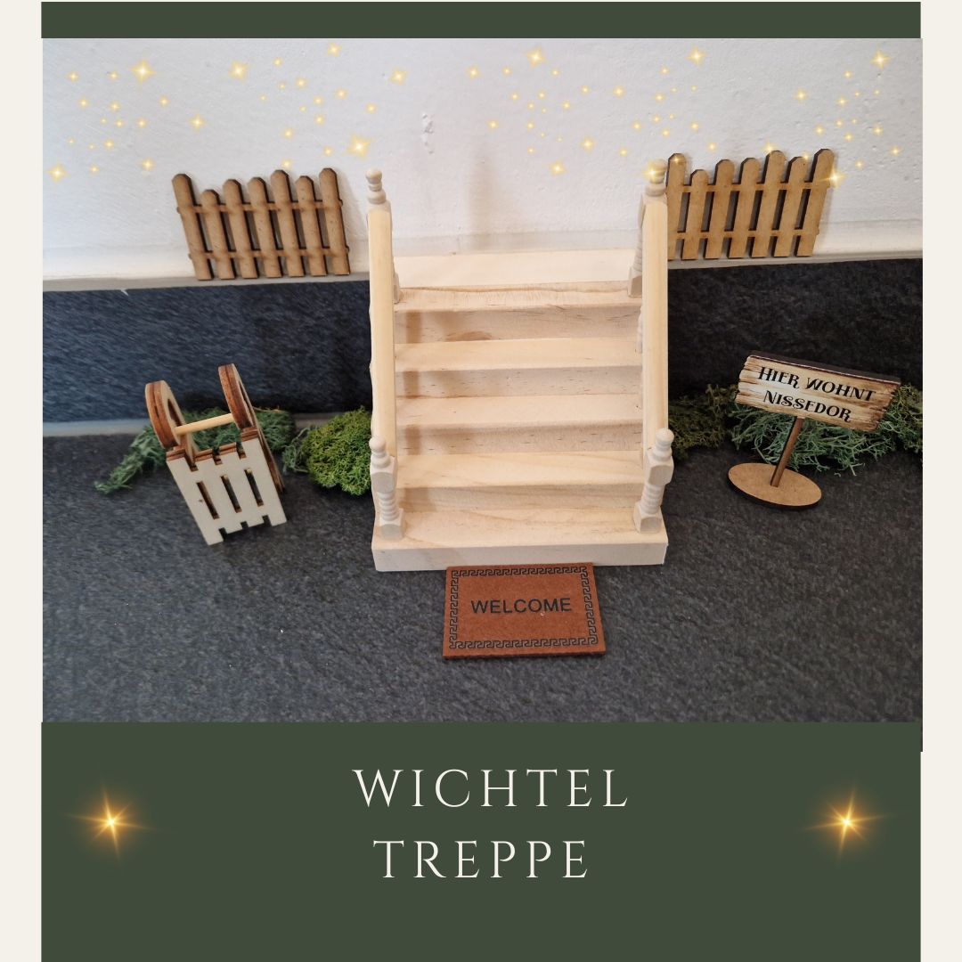 Wichteltreppe aus Holz mit Dekoration