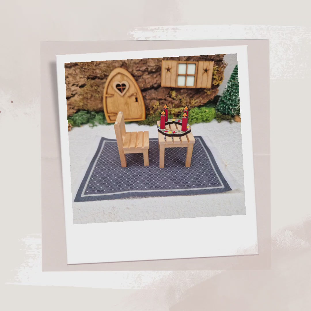 Wichtel Tisch und Stuhl mit Adventskranz